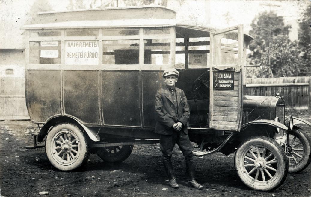 1930 - a fürdő vendégeit szállító busz